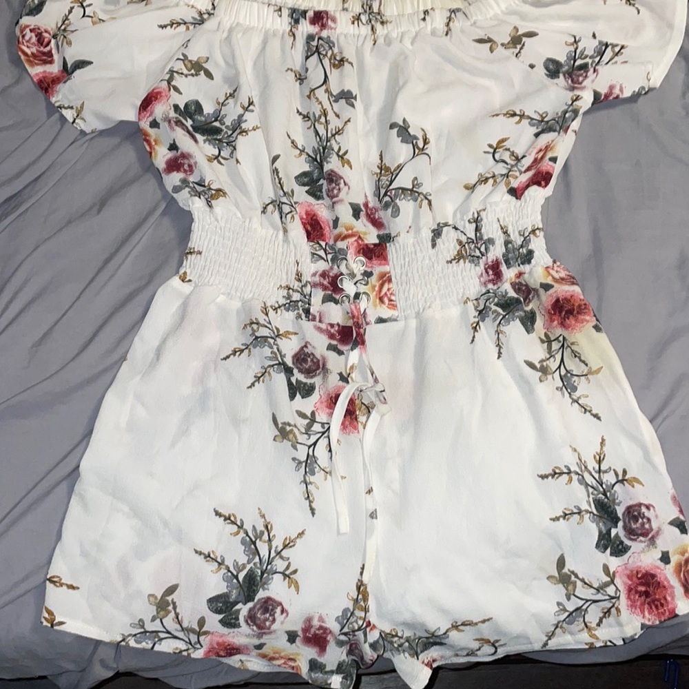 Brand: ROMWE SIZE: large Color: white-floral